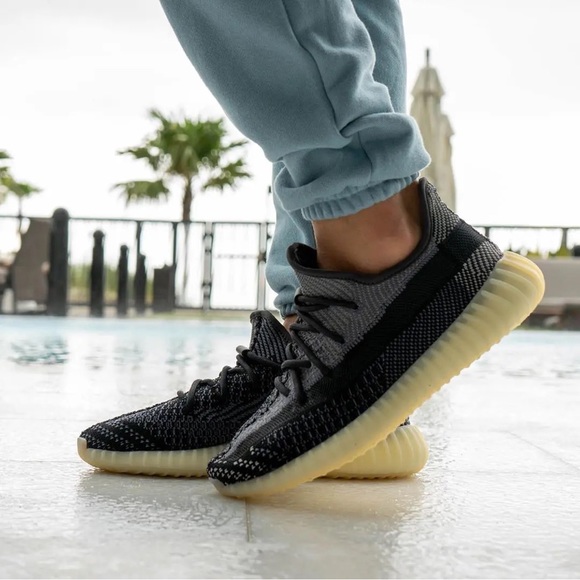 BNIB Men’s Yeezy Boost 350 V2 Carbon BNIB - Picture 4 of 9